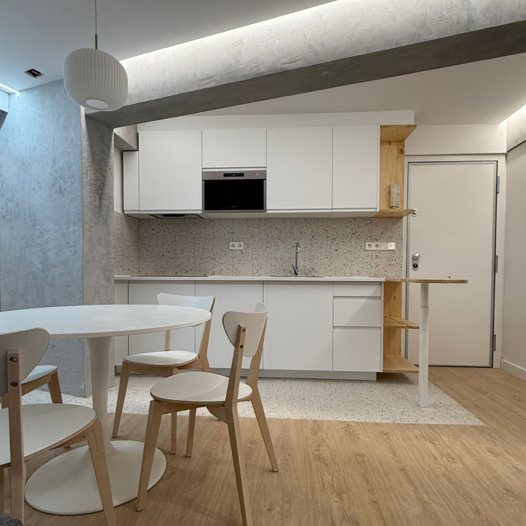Cocina y comedor reformados con diseño contemporáneo tras la intervención en Madrid